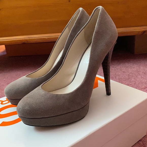 KORS Michael Kors Grey Suede Natural Snake Pumps 8 - Picture 6 of 13